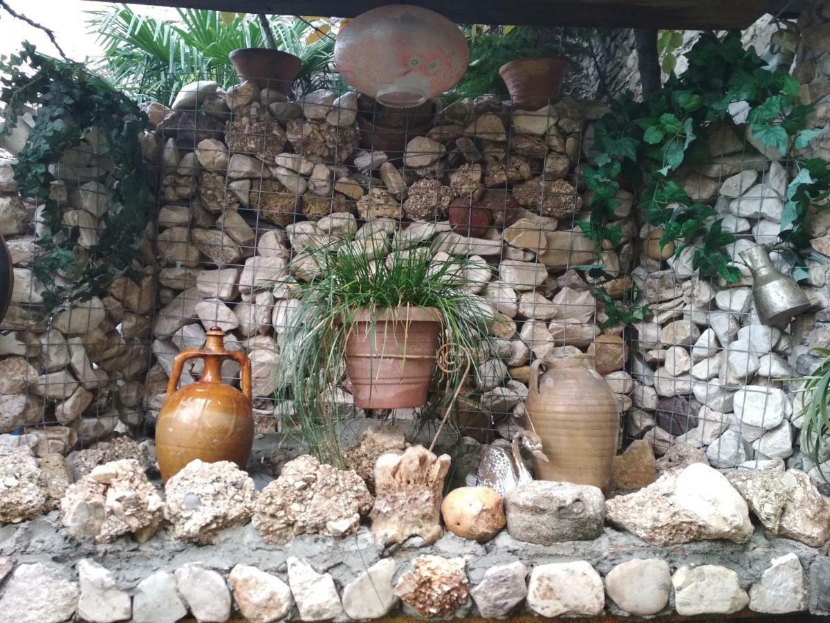 Karafil Guesthouse Гирокастра Экстерьер фото
